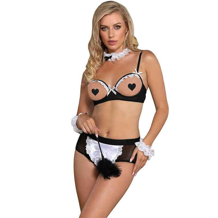 Conjunto lingerie feminina preta e branca em renda com recortes em forma de coração e pompom de penas na cintura.