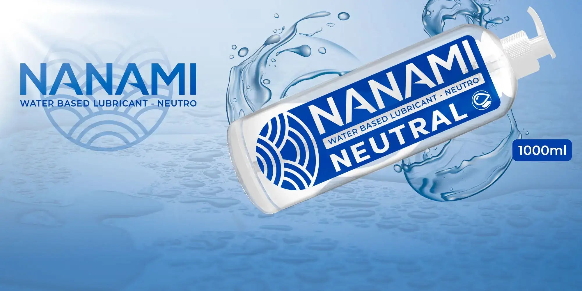 Uma elegante garrafa de lubrificante neutro à base de água da nanami, branca e azul, com distribuidor por bomba, apresentando uma marcação marcante e elementos de design ondulados.