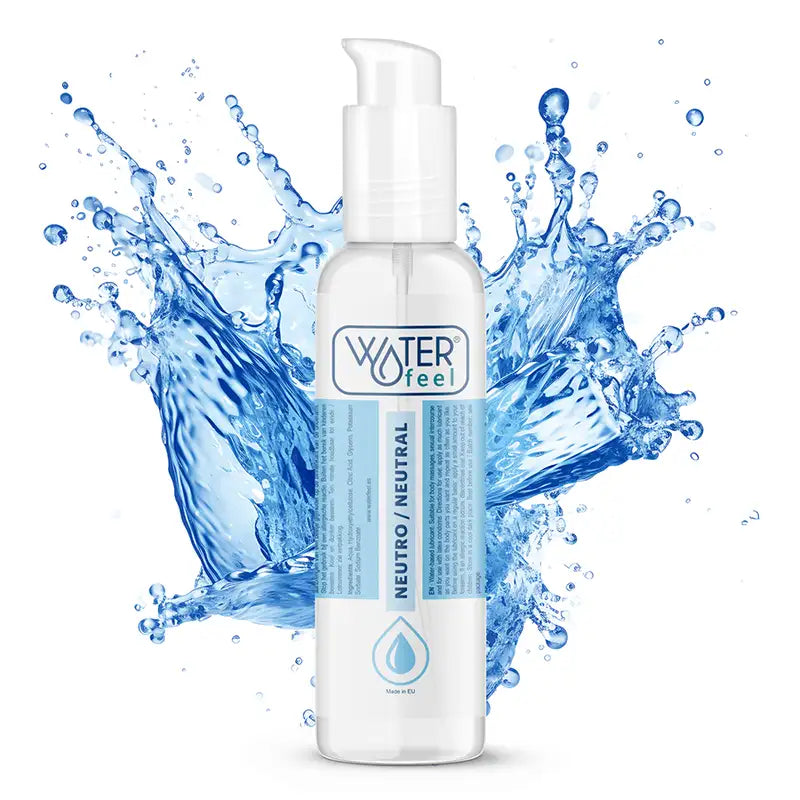 Frasco conta-gotas de plástico branco com um rótulo azul claro com o nome da marca ’waterfeel’ e o texto ’neutro/neutral’, rodeado por gráficos dinâmicos de salpicos de água.