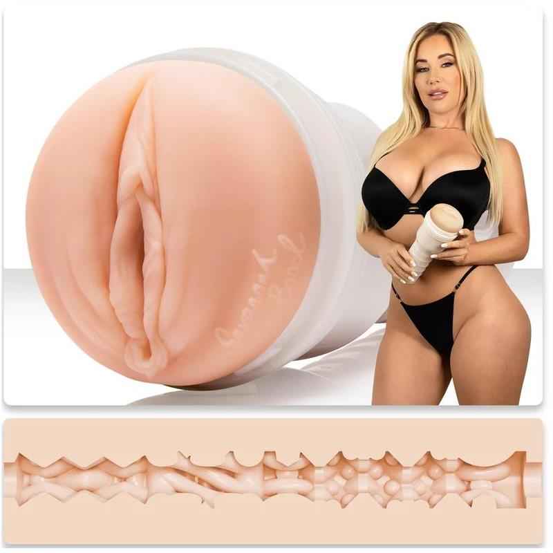Girls Savannah Bond Masturbator Vagina