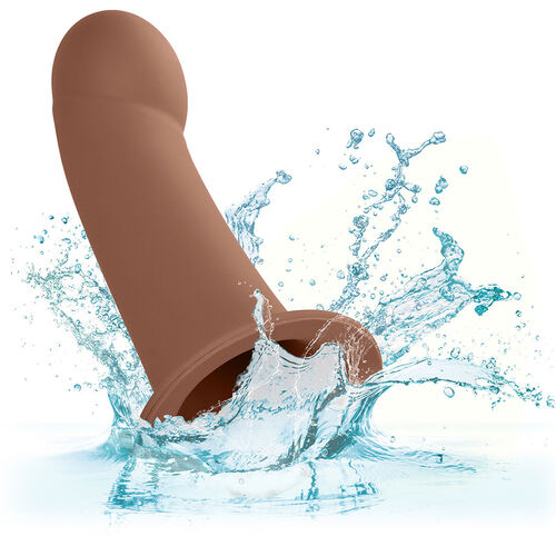 CalExotics – Performance Maxx: Extensão com Arnês, Silicone Líquido e Ajuste Seguro em Tom Pele Marrom - VIBRA24 SEXSHOP